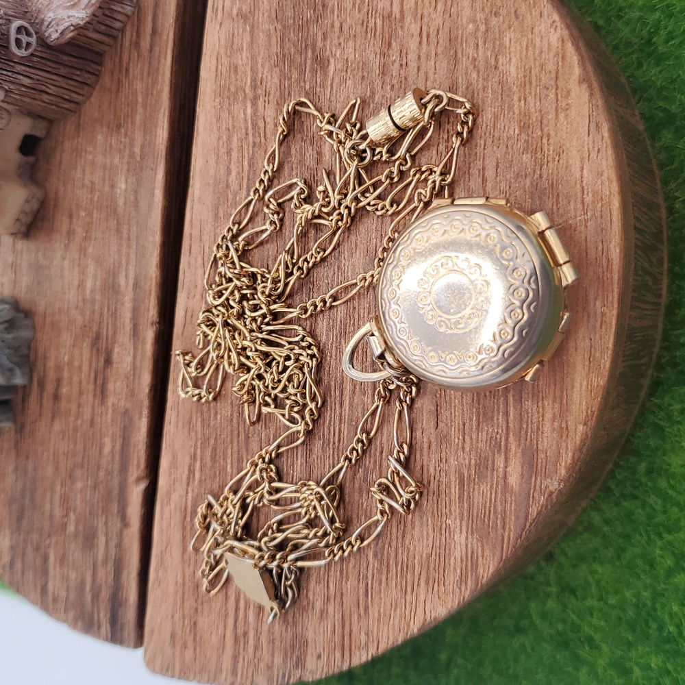 Coro Vintage 4 Framed Photo Locket Collectible Rare Necklace 42 Inch N3707 - Picture 2 of 3